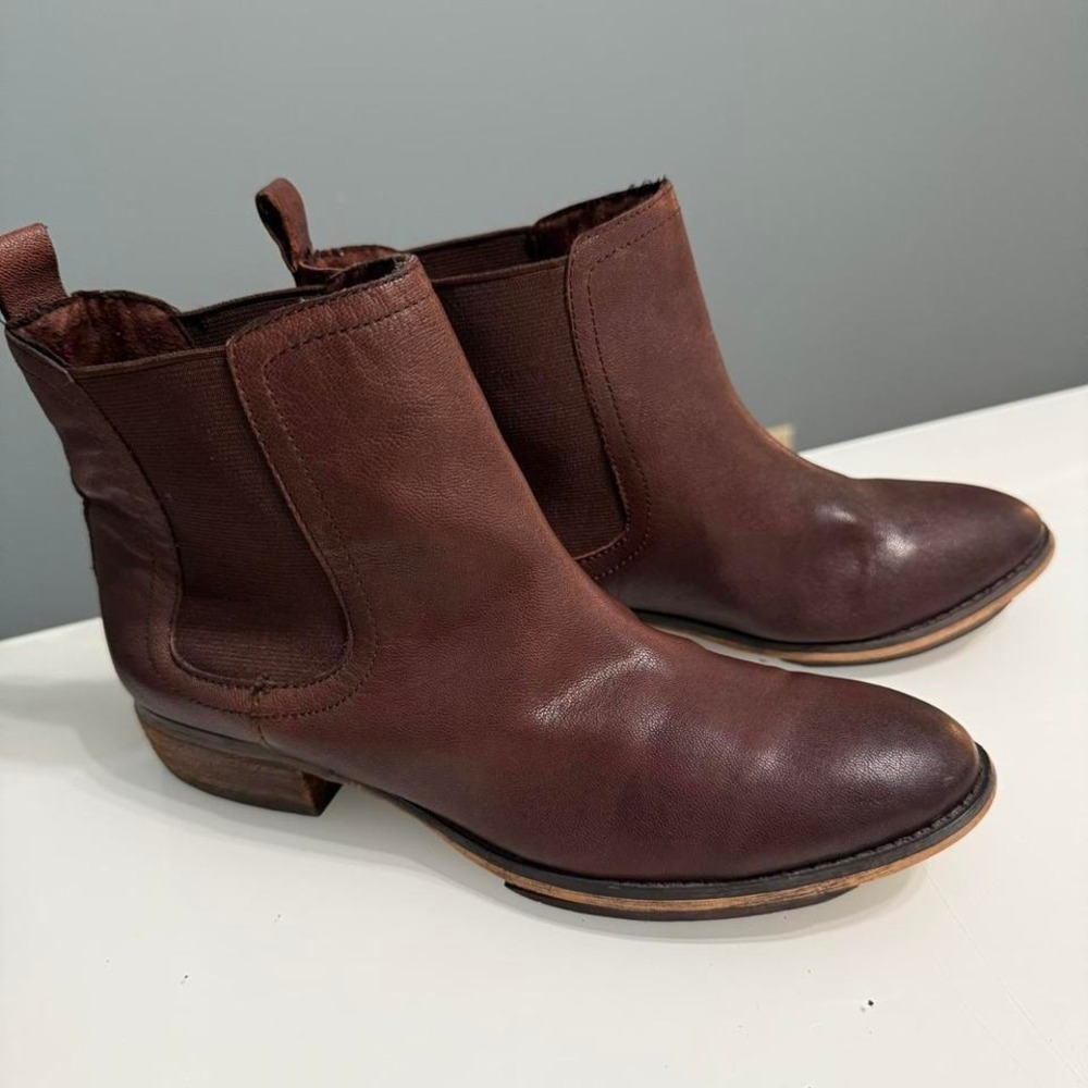 Arturo Chiang Brown Leather Chelsea Ankle Boots – Size 6.5